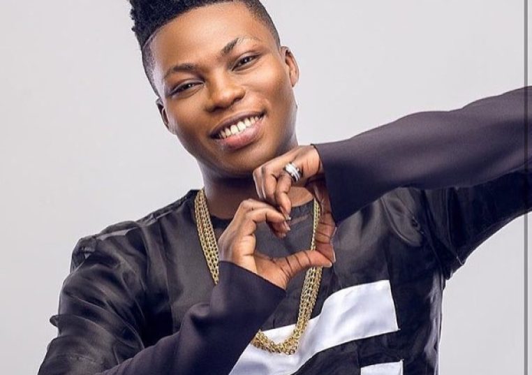 reekado-banks-afrocharts-5e88ecb26a96d1c80add322_j34dfh.jpg